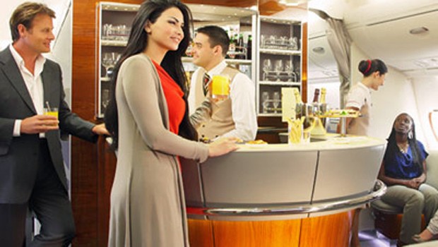Emirates steuert mit dem A380 ab Bangkok Hongkong an. Ab Dubai fliegt sie Auckland, Bangkok, Hongkong, Jeddah, Johannesburg, Kuala Lumpur, London, Manchester, München, Paris, Peking, Rom, Seoul, Schanghai, Sydney und Toronto an. Ab Sydney auch Auckland.