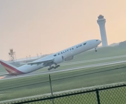 Boeing 777 von Kalitta Air: Funken schlagen.