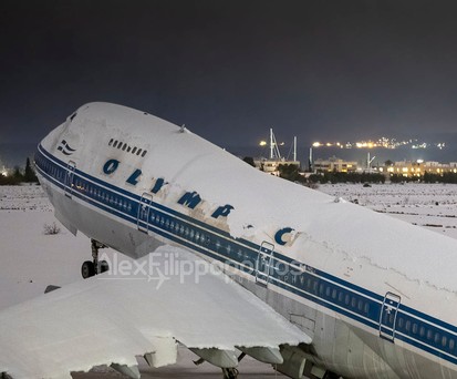 Die Boeing 747 kippte von der Schneelast nach hinten auf ihr Heck.