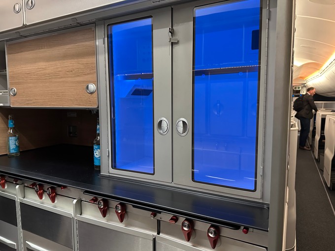 Der Kühlschrank in der Bordküche.