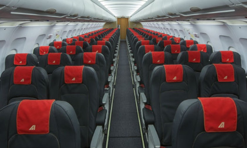 Alitalia entwirft die Kabine neu: Jeder Sitz in der Economy erhält neue rote Kopfdecken.