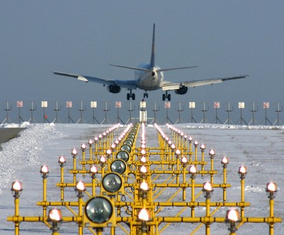 Schnee am Flughafen Wien: Aktuell Mal liegt viel mehr davon als auf diesem Bild.