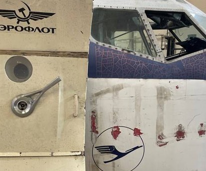 Die Hamburger Boeing 707: Für Aeroflot flog sie nie. Der Schriftzug an der Innenseite einer Kabinentür stammt von Filmaufnahmen. Von dem Jet werden unter anderem versteigert ...