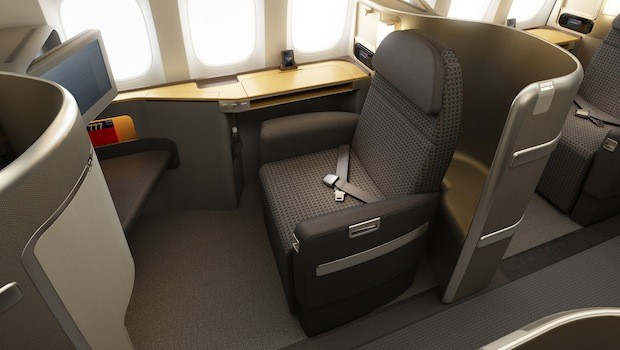American Airlines bietet als Neuheit den ersten Sitz in der First Class, der sich drehen lässt. Arbeiten und Dinieren mit dem Nachbarn in einer neuen Dimension.