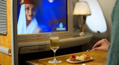 Emirates serviert Dom Pérignon in der ersten Klasse. Die Business-Class-Passagiere dürfen sich über Moët & Chandon freuen.