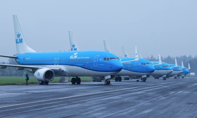 Boeing 737 der KLM: Insgesamt 15 Flugzeuge der KLM parken in Groningen.