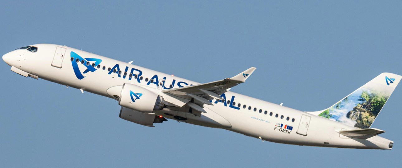 Einer der drei Airbus A220-300 von Air Austral: Er trägt das Kennzeichen F-OMER.