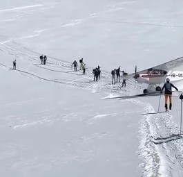 Der heikle Moment: Die Piper Supercub fährt durch die Teilnehmerinnen und Teilnehmer.