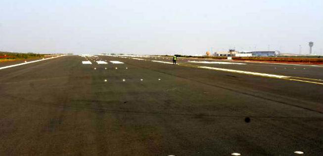 Piste des neuen Flughafens. Der Aéroport international Blaise-Diagne liegt 40 Kilometer außerhalb von Dakar.