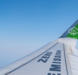 Tragfläche eines Flugzeugs: Die Luftfahrt will klimaneutral werden.