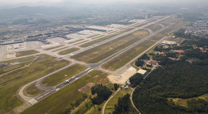 Luftaufnahme vom Flughafen Guarulhos: Der Abstand der beiden Pisten beträgt 375 Meter.