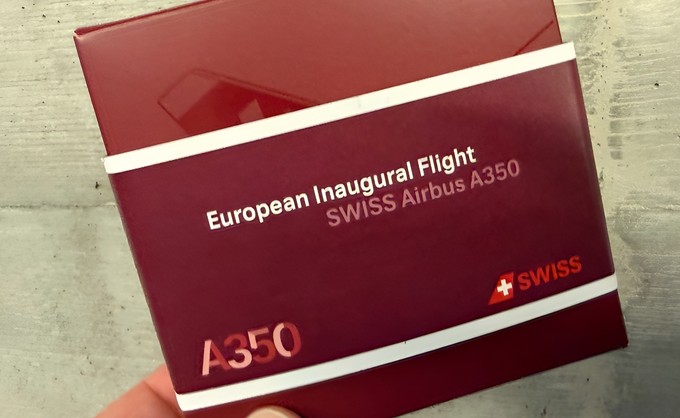 Das Präsent für die Fluggäste des Erstflugs: Ein Flugzeug aus Schokolade.