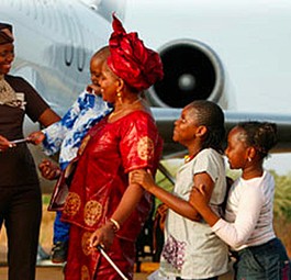 Passagier und Flugbegleiterin von Air Mali: Kaum mehr Arbeit.