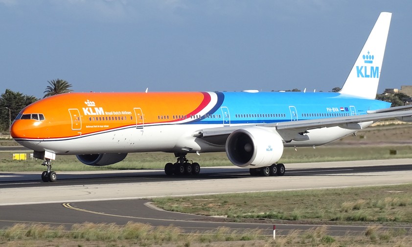 Die Boeing 777 mit dem Kennzeichen PH-BVA von KLM in ihrer neuen Lackierung mit dem Namen Orang Pride. Der Jet ...