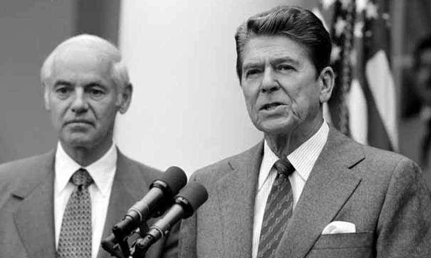 Ronald Reagan (am Mikrofon) spricht über den Streik der Fluglotsen: Der Präsident der USA entschied sich für einen harten Kurs.