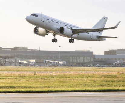 ACJ 319 beim Start zum Rekordflug: Lange in der Luft.