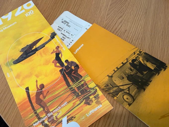 Fluggäste erhielten eine gedruckte Bordkarte im Spezialumschlag und eine historische Broschüre.