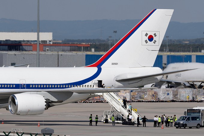 ... Präsident Lee Jae Myung in dem Jumbo-Jet, der einst von Lufthansa Technik umgerüstet worden war.