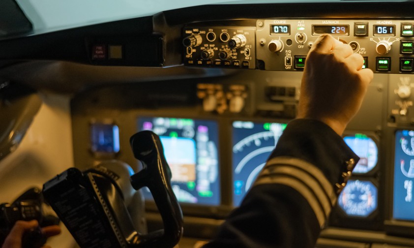 Pilot im Cockpit: Was er sagt, wird aufgezeichnet.
