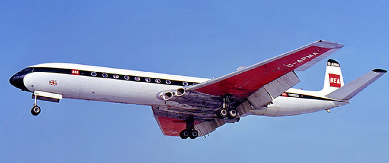 Die <strong>De Havilland Comet</strong> war das erste in Serie gebaute Strahlverkehrsflugzeug der Welt. Den Passagierbetrieb nahm sie im Jahr 1952 auf. Nur ein Jahr später begann eine Unfallserie. Gleich bei drei Abstürzen von De Havilland Comet der britischen Airline Boac stellte sich heraus, dass die Flieger in der Luft auseinandergebrochen waren. Erst nach dem dritten Unfall wurde dem Flieger die Musterzulassung entzogen.

Eine langwierige Ermittlung ergab schließlich, dass Materialermüdung zum Auseinanderbrechen der Maschinen geführt hatte und die Comet wurde umkonstruiert - so wurden etwa weichere Legierungen verarbeitet. Erst 1958 wurden wieder kommerzielle Flüge aufgenommen.