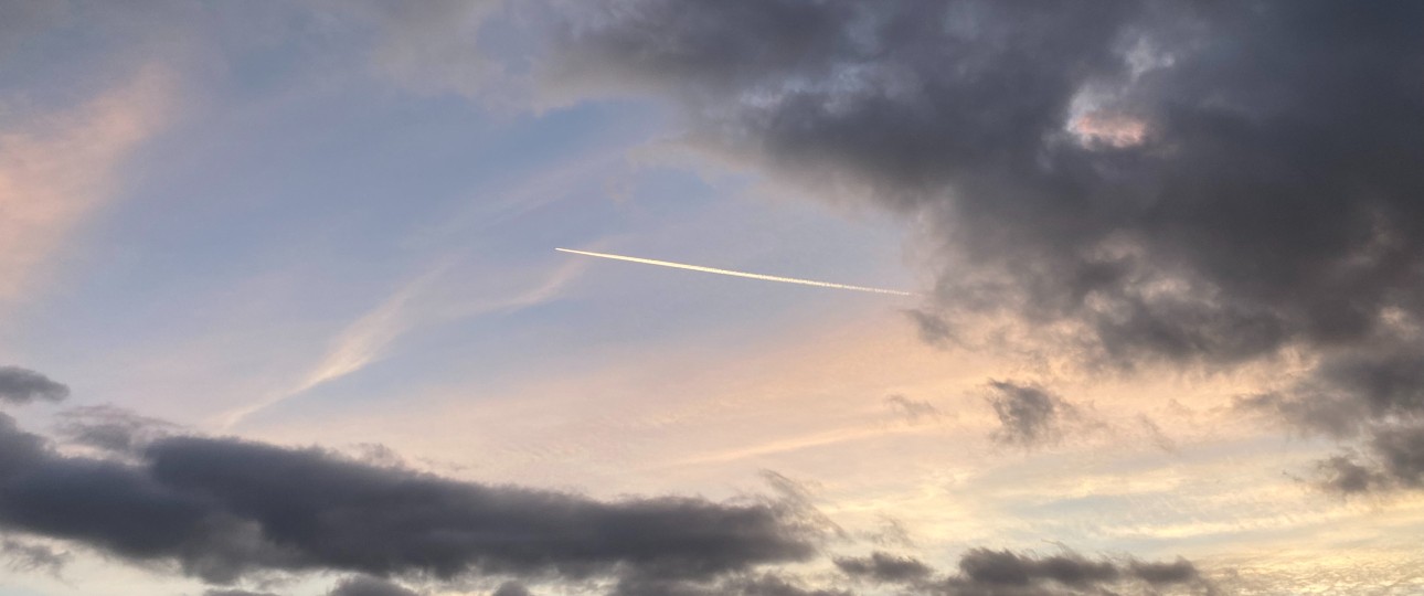 Flugzeug am Himmel über Nordrhein-Westfalen: Es geschah im Reiseflug.