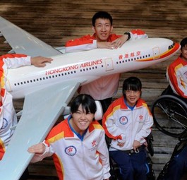 Sportler vor einem Fliegermodell von Hong Kong Airlines: Vorerst keine neuen Flugzeuge.