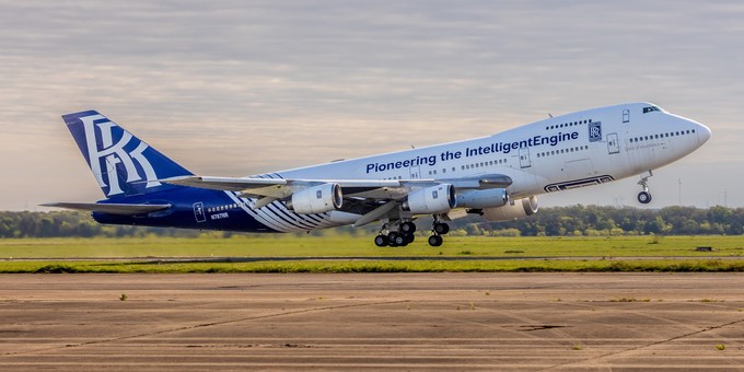 Foto aus dem Jahr 2024: Die N787RR mit dem Pearl 10X (das innerste der drei Triebwerke an der rechten Tragfläche).