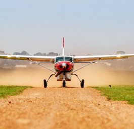Ein Kleinflugzeug am Flugplatz Kidepo: Die Regierung will vier Flugplätze Ugandas ausbauen.