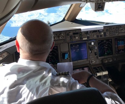 Cockpit einer Boeing 777 von Swiss: Die Arbeit hier dreht sich auch um Effizienz.