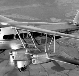 Mit einer DH86 Express ging die Reise in Brisbane los. An Bord neben den maximal zehn Fluggästen: jede Menge Postsäcke.