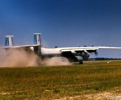 Eine Antonov An-22 landet in einem Feld: Ein Wunderwerk.