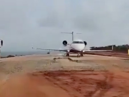 Die Bombardier Challenger 600 am Ende des asphaltierten Teils der im Bau befindlichen Straße.