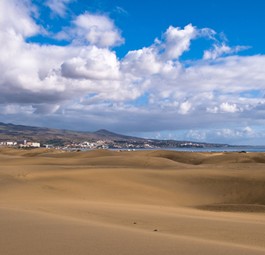 Die weltbekannten Dünen von Playa del Ingles: Mehrkosten für Spanier.