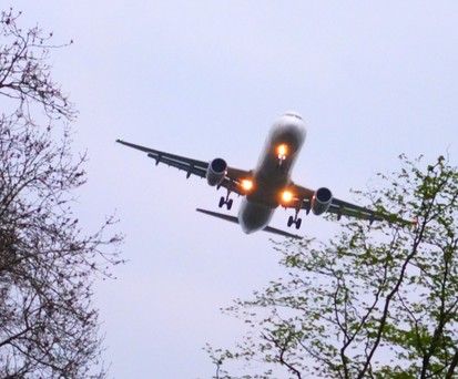 Jet im Landeanflug: Drohen im Sommer 2022 wieder Verspätungen?