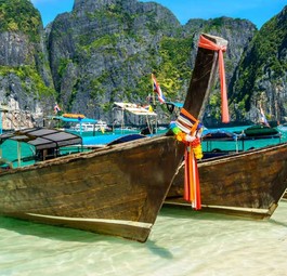 Boote am Strand in Thailand: Drei neue  Fluggesellschaften wollen bald starten.
