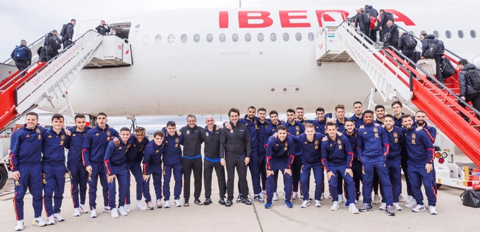 Ein Airbus A350-900 (Kennzeichen EC-NIS) von Iberia brachte die spanische Mannschaft auf dem Weg zur WM zuerst von Madrid nach Amman in Jordanien.