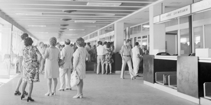 Die lichtdurchflutete Check-in-Halle 1973, als sie noch in Betrieb war.