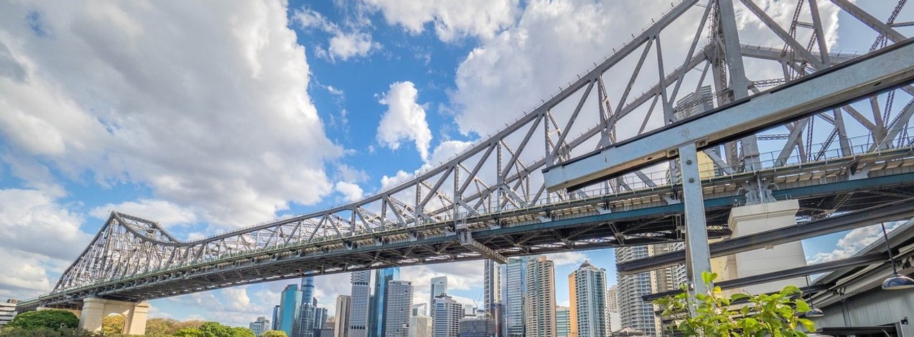 Blick auf die Story Bridge und den CBD von Brisbane 