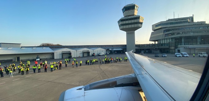 Vor dem Flieger verabschieden sich Dutzende von Mitarbeitern vom Flugzeug - und damit auch von ihrem langjährigen Arbeitsort.
