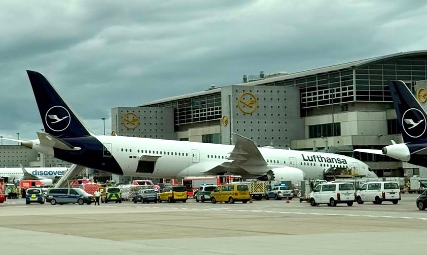 Die nach vorne gekippte Boeing 787 von Lufthansa: Das Heck ragt in den Himmel.