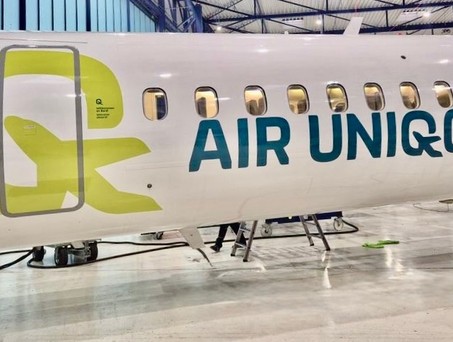 Die Lackierung von Air Uniqon auf der De Havilland Canada Dash 8-400: Bald im Einsatz.