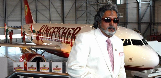 Vijay Mallya vor einem Jet seiner Airline: Eine schwierige Entscheidung steht an.