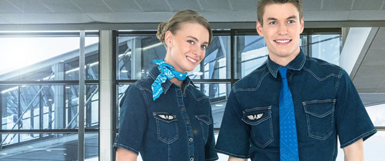 Getreu dem Namen der Fluglinie tragen die Flugbegleiter von French Blue Blau... Jeansblau. Das ist erfrischend, aber wohl auch etwas gewöhnungsbedürftig.