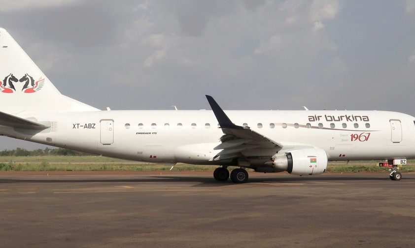 Eine Embraer E175 von Air Burkina: Die Fluglinie kämpft ums Überleben.