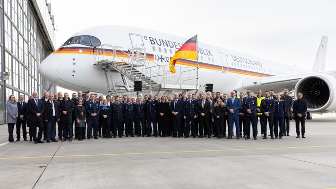 Stolze Crew: Der dritte Airbus A350 der Flugbereitschaft und der zweite mit vollwertiger Kabine.