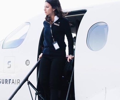 Mitarbeiterin von Surf Air: Die Fluglinie bedient nun auch Samedan/St. Moritz.