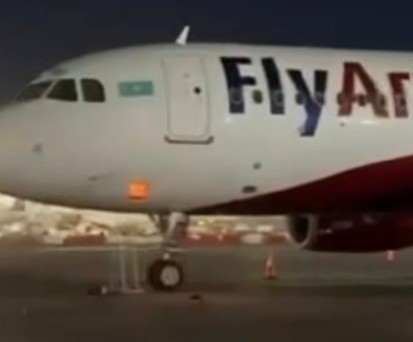 Airbus A320 von Fly Aryztan: Es scheint unterhalb des Cockpits zu brennen.