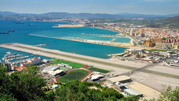 Eigentlich kennt man das nur von der Eisenbahn: Wann immer ein Flugzeug landet, schließt sich in Gibraltar auf der Autobahn eine Schranke. Sie führt genau über die Landebahn.