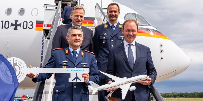 Lufthansa-Technik-Chef Sören Stark (h.l.), Vertreter der Bundeswehr und Verteidigungsstaatssekretär Nils Hilmer (v.r.) bei der Übergabe der Maschine.