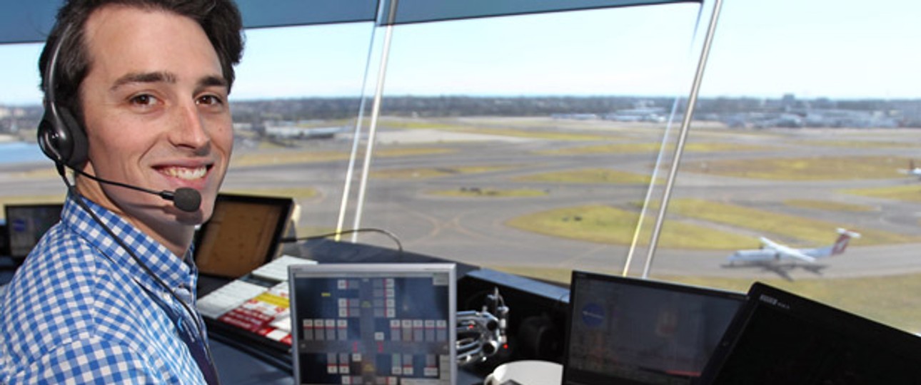 Fluglotse im Kontrollturm von Sydney: Engere Aufsicht von Flugzeugen.